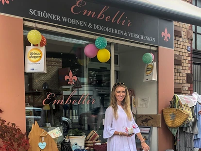 Wiesbaden Suche - Wir sind immer für Sie da und freuen uns auf ihren Besuch!
Bei Fragen können Sie uns gerne auch telefonisch oder per Nachricht in Instagram oder Facebook kontaktieren.
Dort informieren wir täglich über neue Ware und versuchen sie immer aufs neue zu inspirieren mit Fotos und Videos. - Embellir Wiesbaden