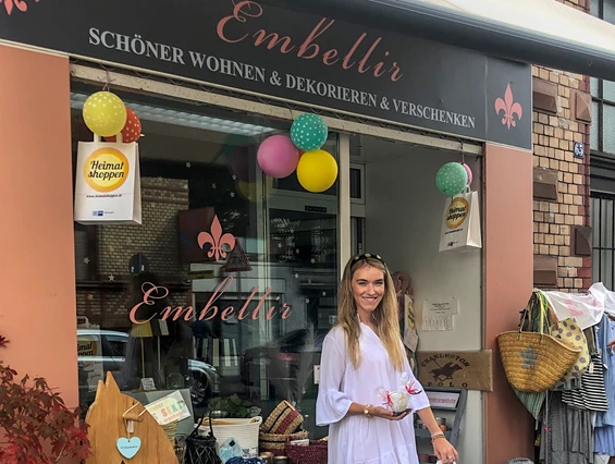Einkaufen Wiesbaden: Wir sind immer für Sie da und freuen uns auf ihren Besuch!
Bei Fragen können Sie uns gerne auch telefonisch oder per Nachricht in Instagram oder Facebook kontaktieren.
Dort informieren wir täglich über neue Ware und versuchen sie immer aufs neue zu inspirieren mit Fotos und Videos. - Embellir Wiesbaden