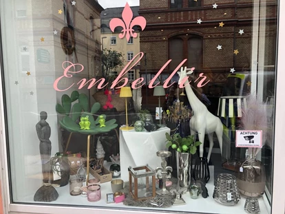 Wiesbaden Suche - Sowohl drinnen als auch draußen gibt es viel zu entdecken! Reinkommen lohnt sich jedes Mal, da es wöchentlich neue Ware gibt! - Embellir Wiesbaden