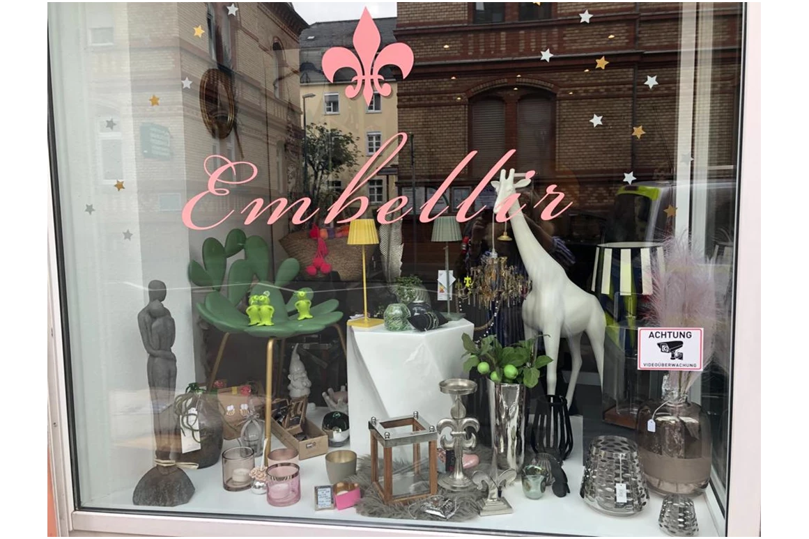 Einkaufen Wiesbaden: Sowohl drinnen als auch draußen gibt es viel zu entdecken! Reinkommen lohnt sich jedes Mal, da es wöchentlich neue Ware gibt! - Embellir Wiesbaden