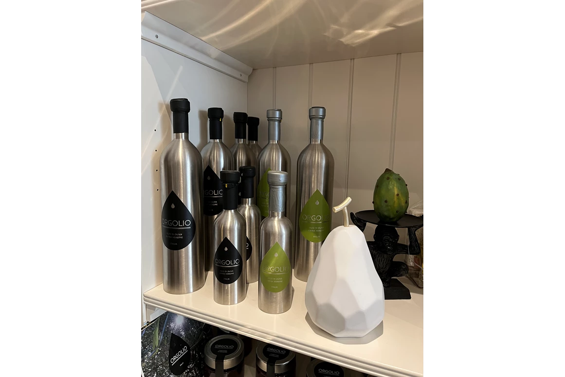 Einkaufen Wiesbaden: Olivenöl aus Apulien! 
Neben Pralinen, Pasta und Olivenöl aus Italien finden Sie bei uns unter anderem ausgefallene Gewürze, Öle und Balsamico.  - Embellir Wiesbaden